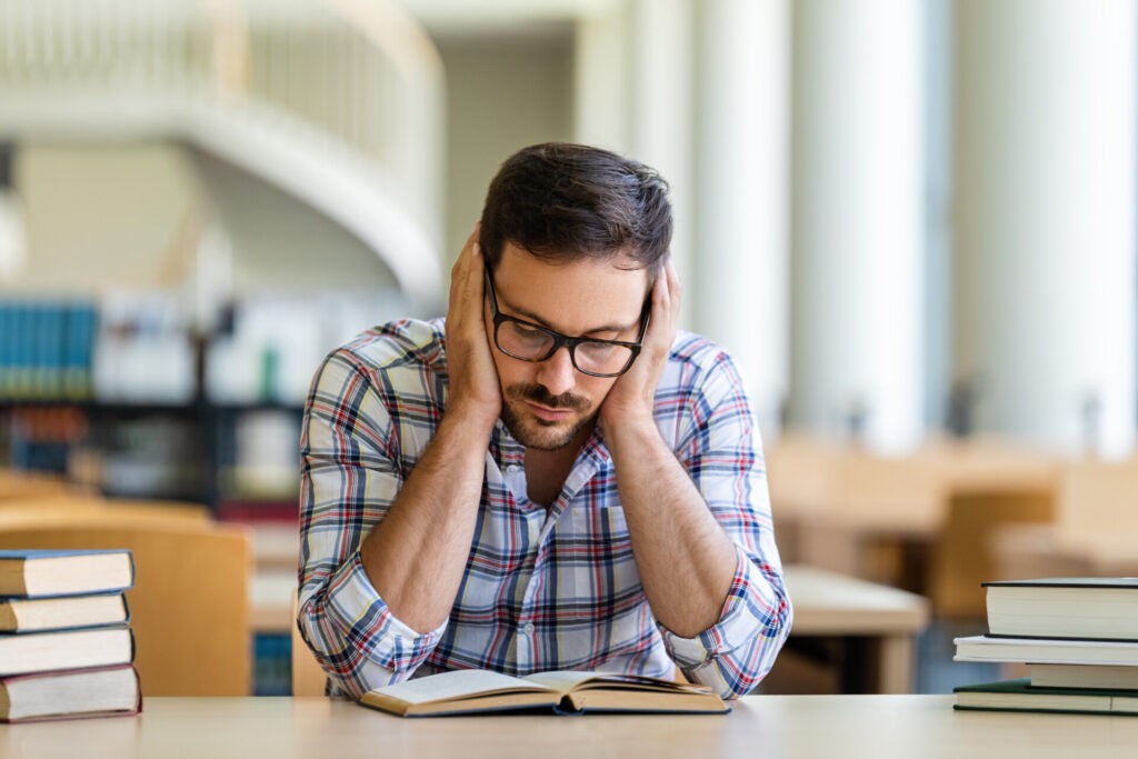 Opositor cansado estudiando para examen psicotécnico