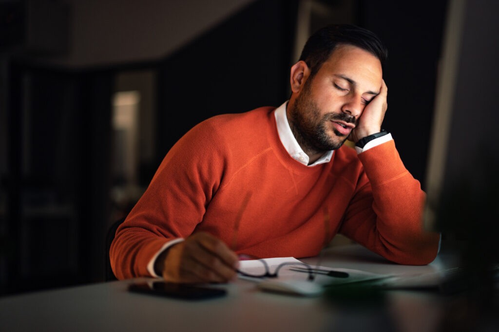 Opositor cansado estudiando por falta de planificación en la oposición
