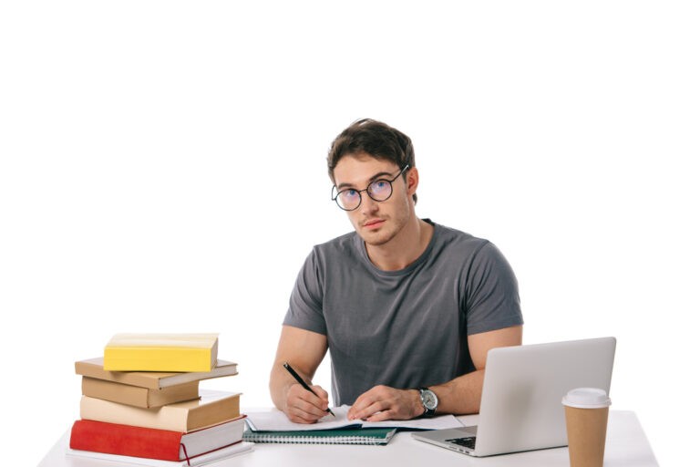 Opositor estudiando con libros para preparar la oposición a Guardia Civil