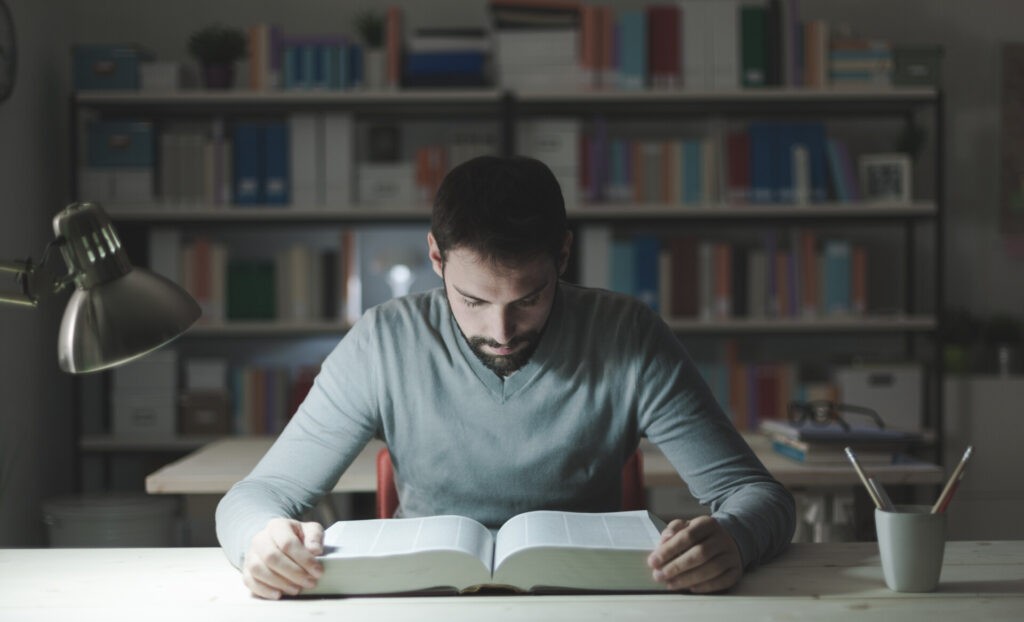 Opositor estudiando por la noche durante la preparación de la Guardia Civil