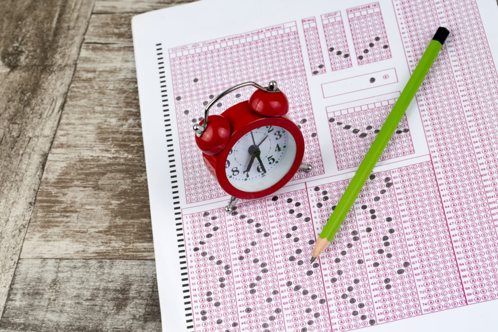 Hoja de test con reloj representando el tiempo en examen psicotécnico