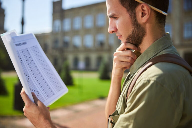 Opositor estudiando test psicotécnico para oposición a Guardia Civil
