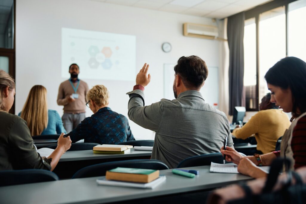 Clase de preparación para opositores estudiando para la Guardia Civil