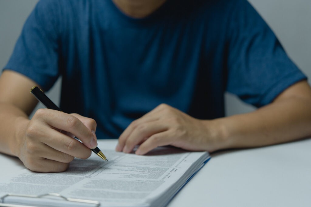 Persona resolviendo test psicotécnico en examen