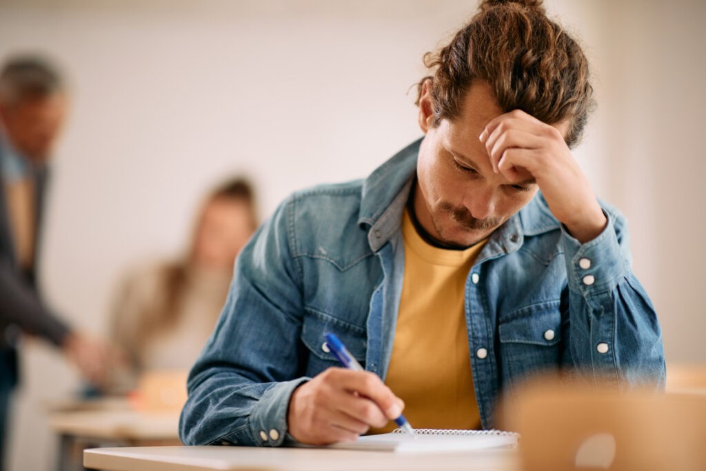 Opositor realizando un examen durante la preparación de la oposición a Guardia Civil