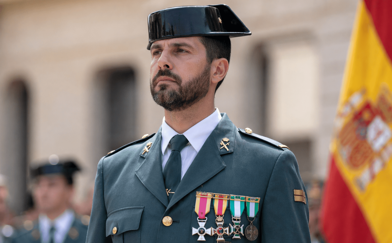 Guardia Civil en uniforme oficial con tricornio y medallas durante acto institucional