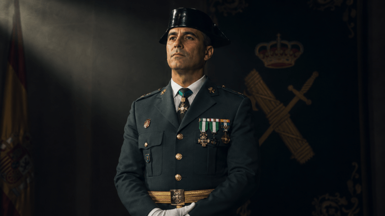 Guardia Civil en uniforme de gala con medallas y tricornio