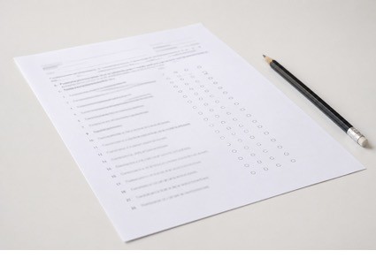Hoja de examen tipo test con preguntas y lápiz sobre la mesa, simulacro de oposición a Guardia Civil